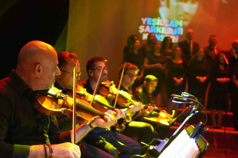 Türk sanat müziği korosunun konseri ayakta alkışlandı

