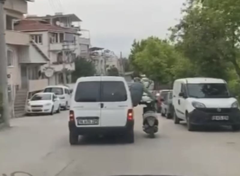 Motosikleti seyir halindeki aracın camından sarkarak götürdü
