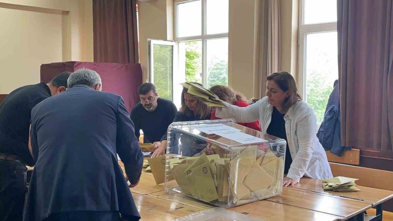 Yalova’da sandık başlarında oy sayım işlemi başladı

