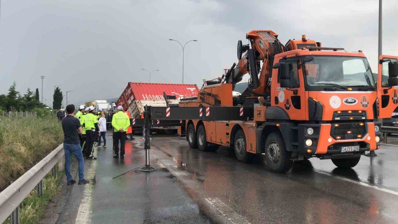 TEM’de tır makaslayınca trafik durdu, araçlar kontak kapattı
