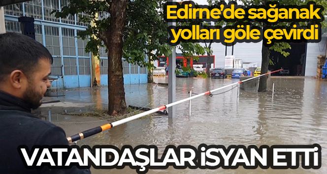 Edirne’de araçlar mahsur kaldı, vatandaş göle dönen yola olta attı