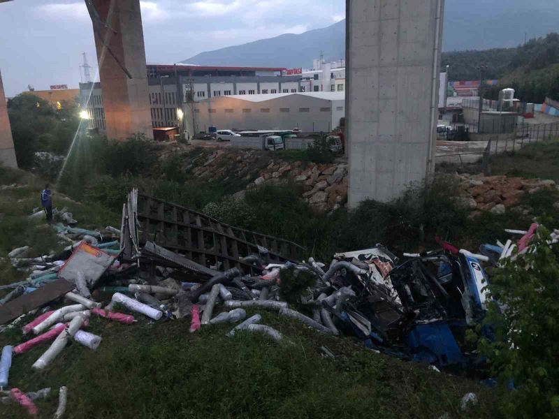 Gemlik’te kontrolden çıkan tır dere yatağına düştü: 1 ölü
