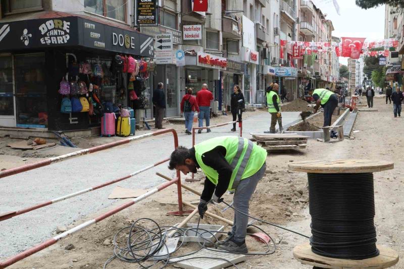 Ali Çetinkaya Caddesi yayalaştırma projesi devam ediyor
