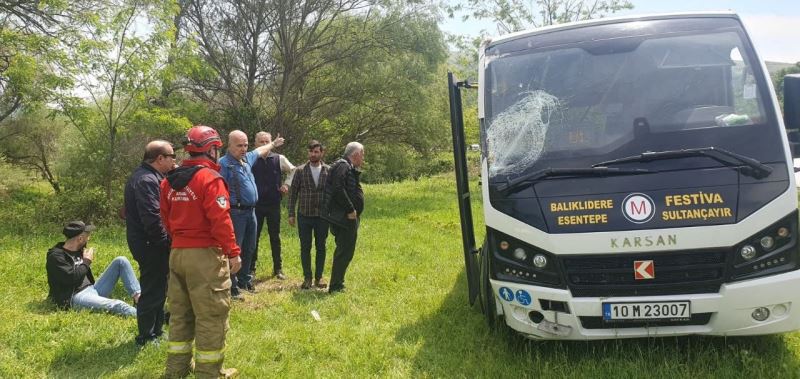 Susurluk’ta minibüs yoldan çıktı: 2 yaralı
