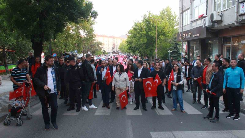 Kırklareli’nde gençlik yürüyüşünde metrelerce bayrak açıldı
