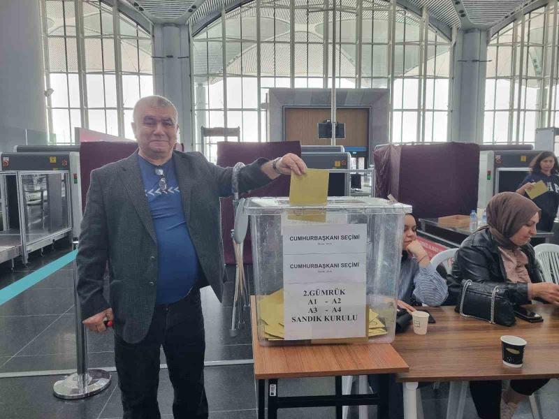 İstanbul Havalimanı’nda oy verme işlemine devam ediliyor
