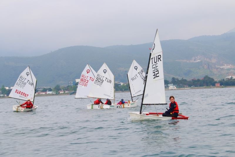 Yelken yarışlarında minikler kıyasıya mücadele etti
