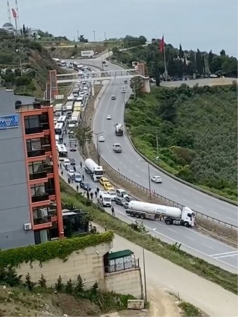 İstanbul yolunda kaza yapan tanker trafiği kilitledi
