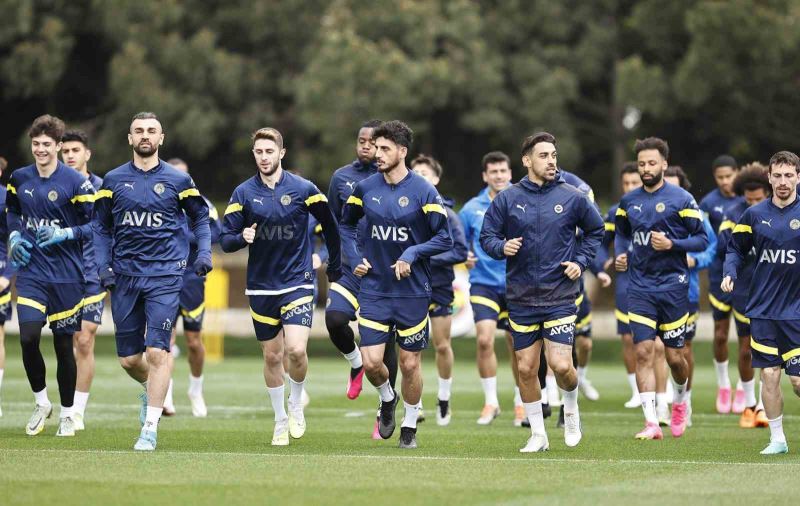 Fenerbahçe, tesislerde kampa girdi
