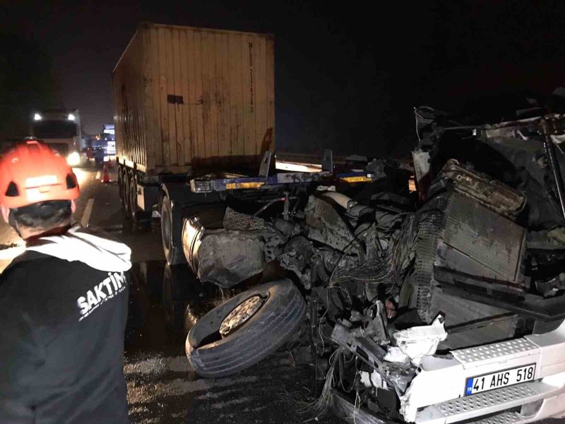 Otoyolda feci kaza: Paramparça olan tırın kupasından sağ çıktı