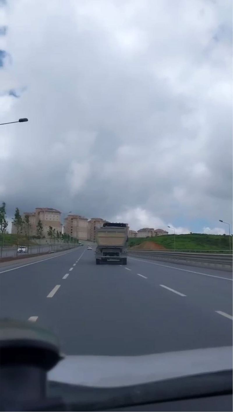 İstanbul’da hafriyat kamyonunun tehlikeli yolculuğu kamerada
