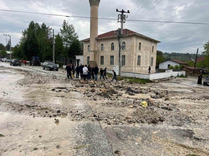 Bozüyük’te sel nedeniyle bazı evleri su bastı, araziler zarara uğradı
