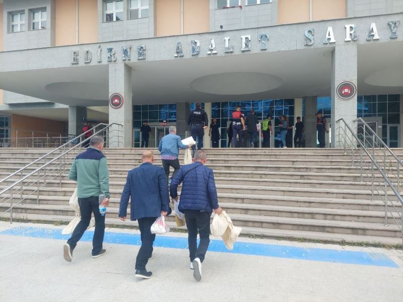 Edirne’de sayılan oylar çuvallar ile adliyeye getiriliyor
