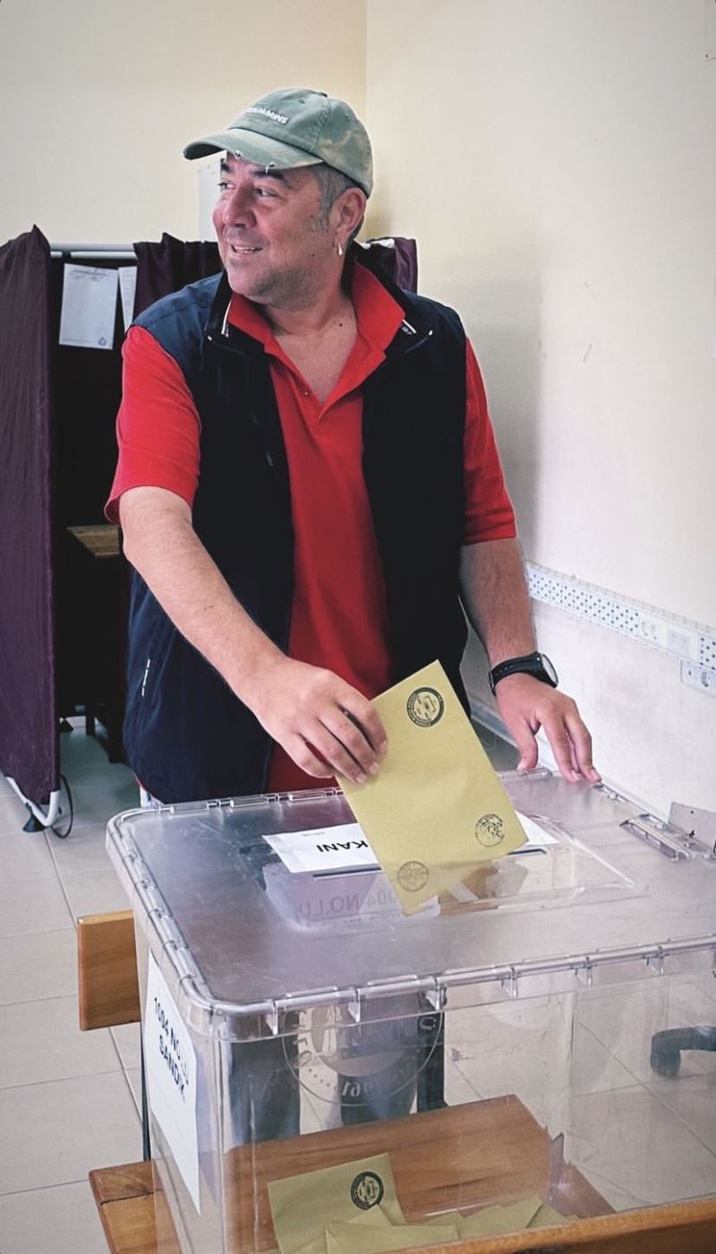 Ünlü komedyen Ata Demirer, Cumhurbaşkanlığı seçimi için Bozcaada’da oyunu kullandı

