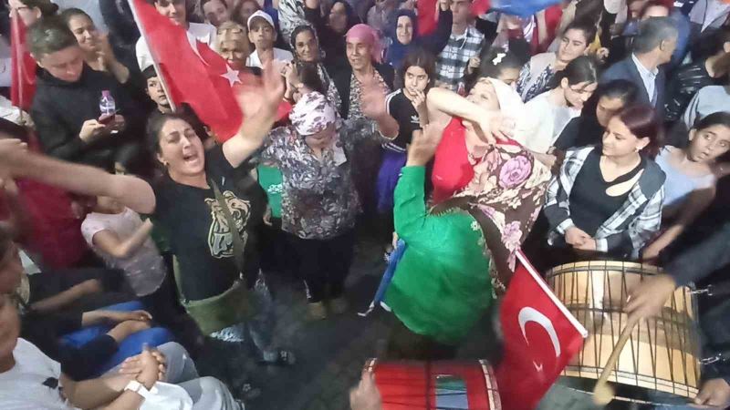 Balıkesir’de Roman vatandaşlar Cumhurbaşkanı Erdoğan’ın zaferini kutladı
