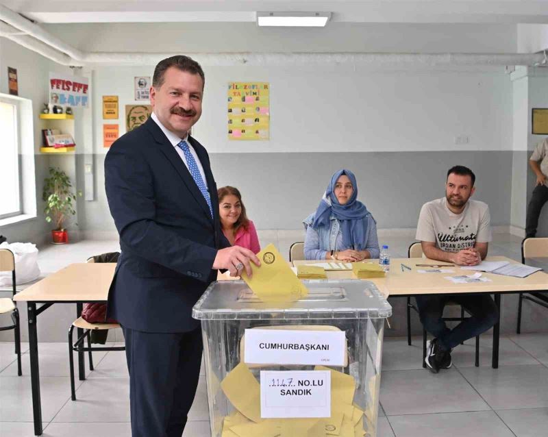 Başkan Yılmaz, oyunu ailesi ile birlikte kullandı