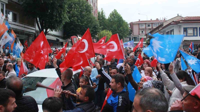 Kırklareli’nde vatandaşlar sokağa döküldü, Erdoğan’ın zaferini kutladı
