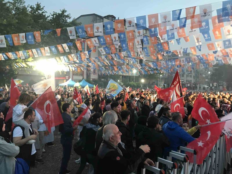 Kocaeli’de AK Parti il binası önünde kutlamalar başladı
