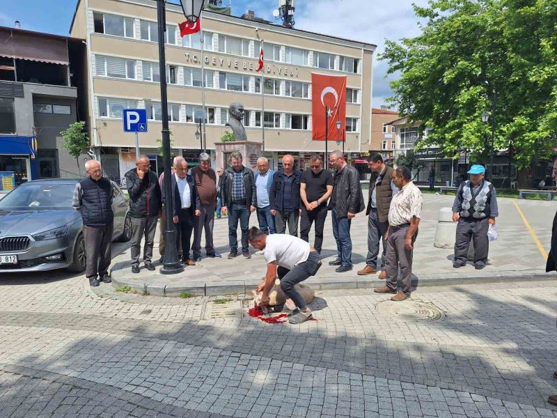 Seçim sonuçları için ilçe meydanında kurban kesti
