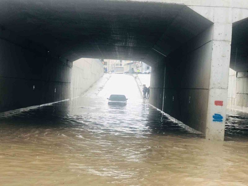 Bilecik’te suların bastığı alt geçitte araç mahsur kaldı
