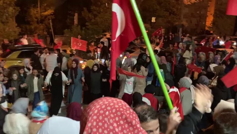 Beylikdüzü’nde zafer kutlamaları gece yarısına kadar sürdü
