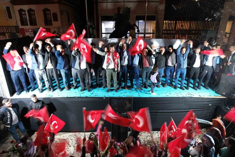 Sındırgı’da demokrasi zaferi sokaklara taştı
