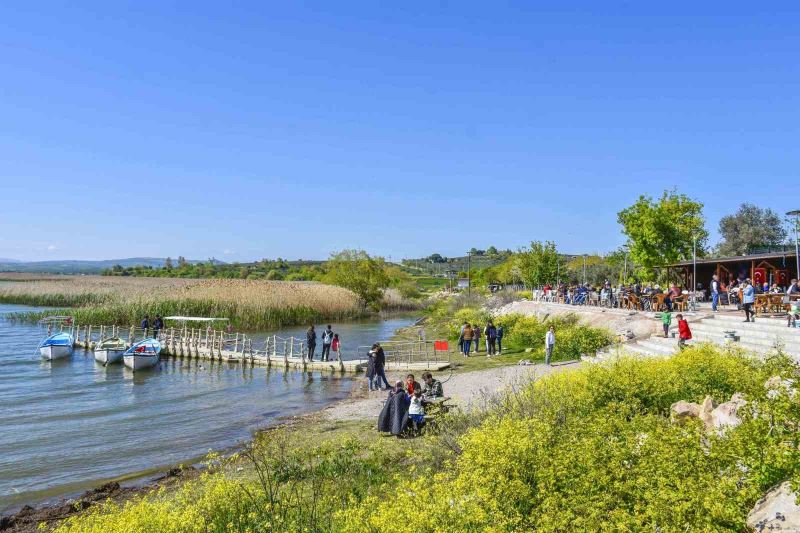 Bahar geldi, doğaseverler leylek köyü Eskikarağaç’a koştu
