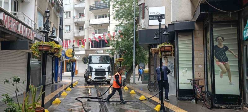 Yalova Belediyesi’nden cadde, sokak ve parklarda hummalı çalışma