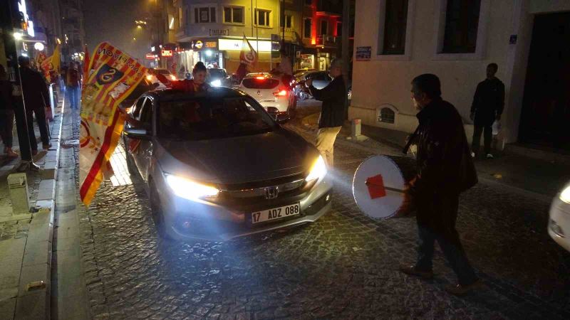 Çanakkale’de taraftarlardan davul zurnalı kutlama
