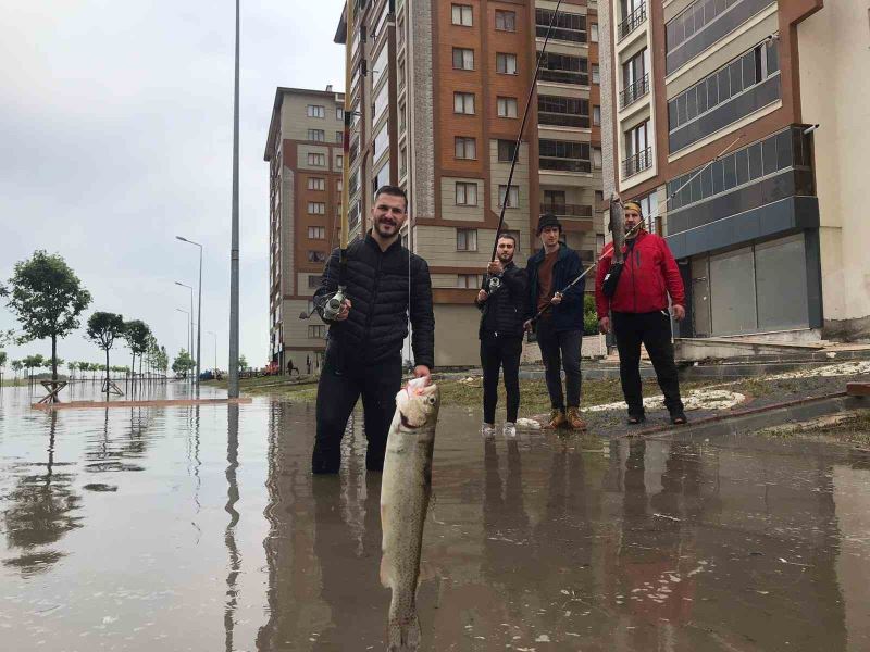 Gençlerden  belediyeye ilginç tepki: Göle dönen yolda balık tuttular
