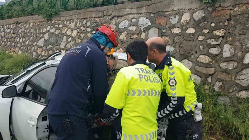 Bayan öğretmen, aracıyla dereye uçtu, emniyet kemeri kurtardı
