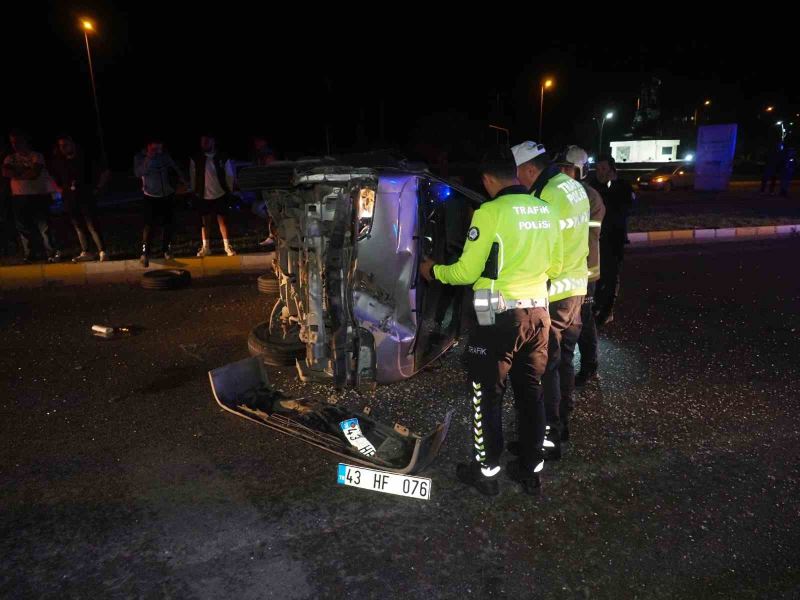 Balıkesir’de elektrik direğine çarparak takla atan minibüsteki 3 kişi yaralandı