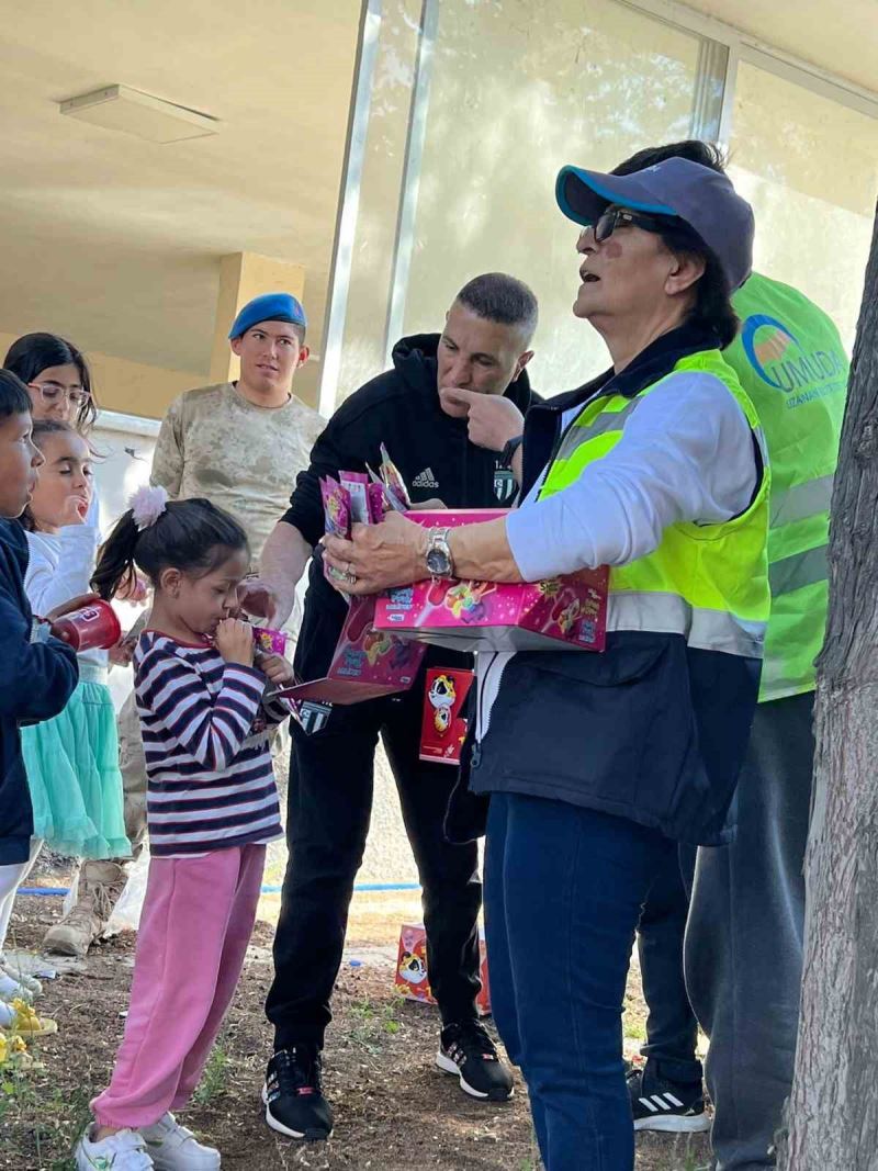 Erdal Erdem’den depremzede çocuklara moral desteği
