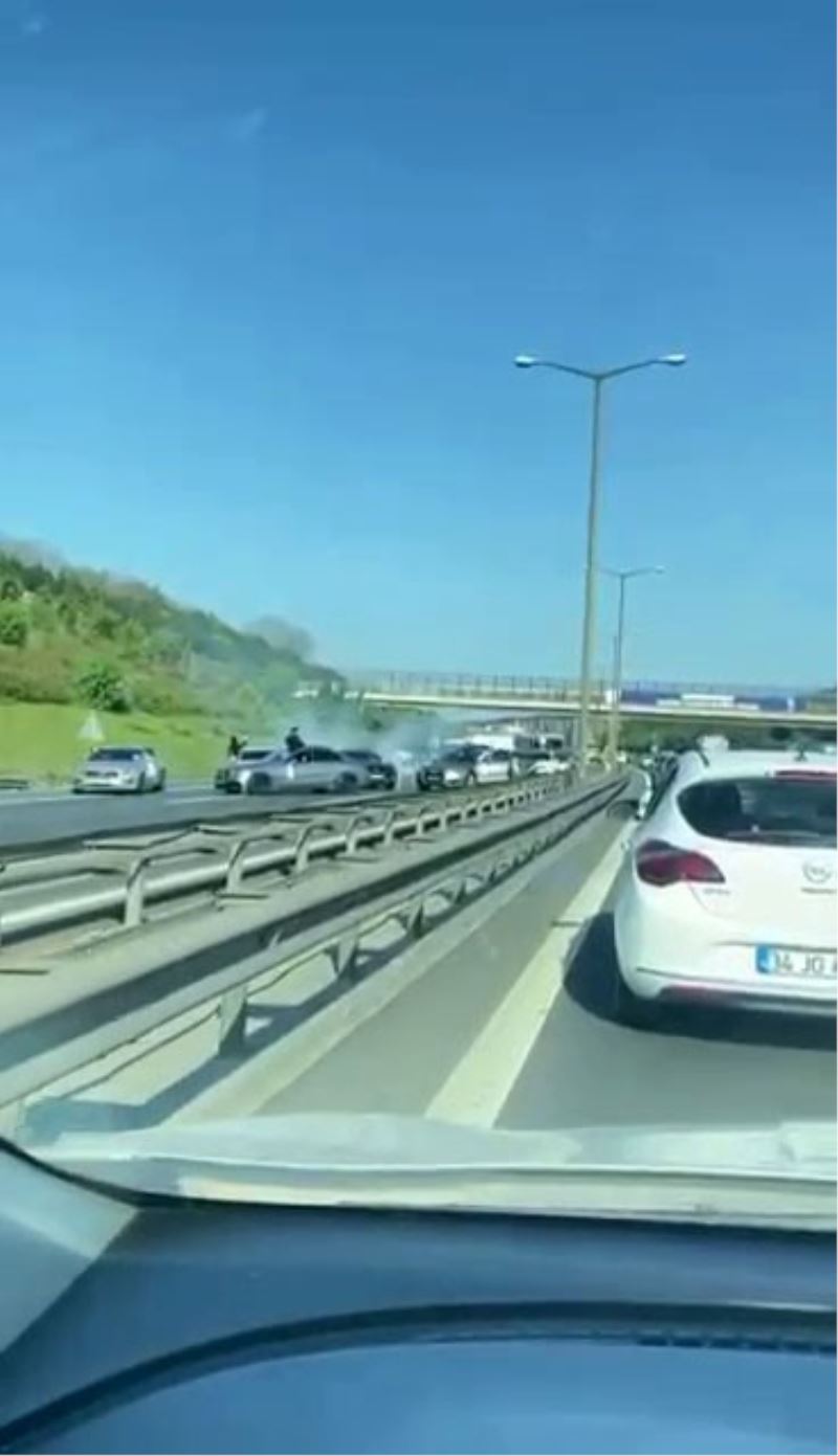 Düğün konvoyu yapan bir grup otoyolu trafiğe kapattı: O anlar kamerada
