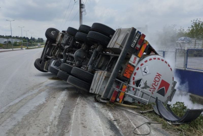 Bandırma’da kimyevi madde yüklü tanker devrildi: 1 yaralı
