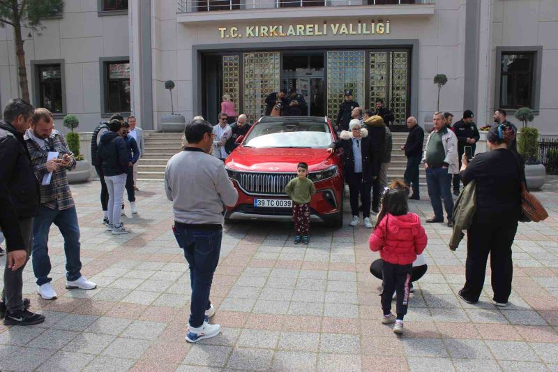 Kırklareli’de Togg’a yoğun ilgi: Vatandaşlar fotoğraf çekme yarışına girdi
