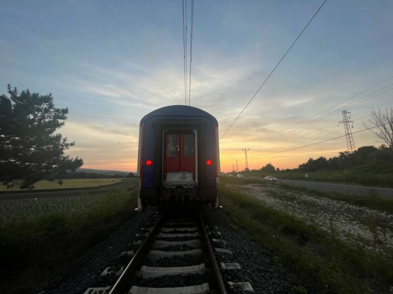 İstanbul’da yolcu treni hemzemin geçitte otomobile çarptı: 1 ağır yaralı