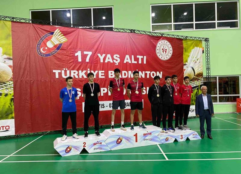 Osmangazili badmintoncudan altın madalya
