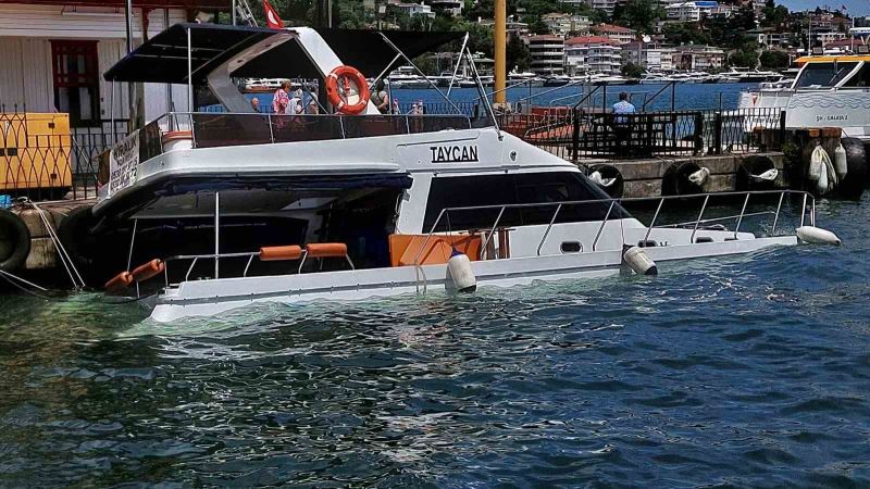 Boğaz gezisinde su alan yat, Bebek iskelesine yanaştı