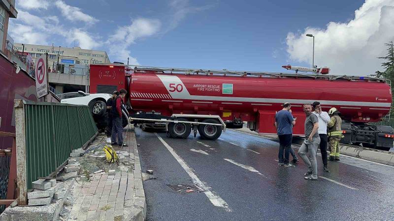 Yangın yerine desteğe giden itfaiye aracı kazaya karıştı
