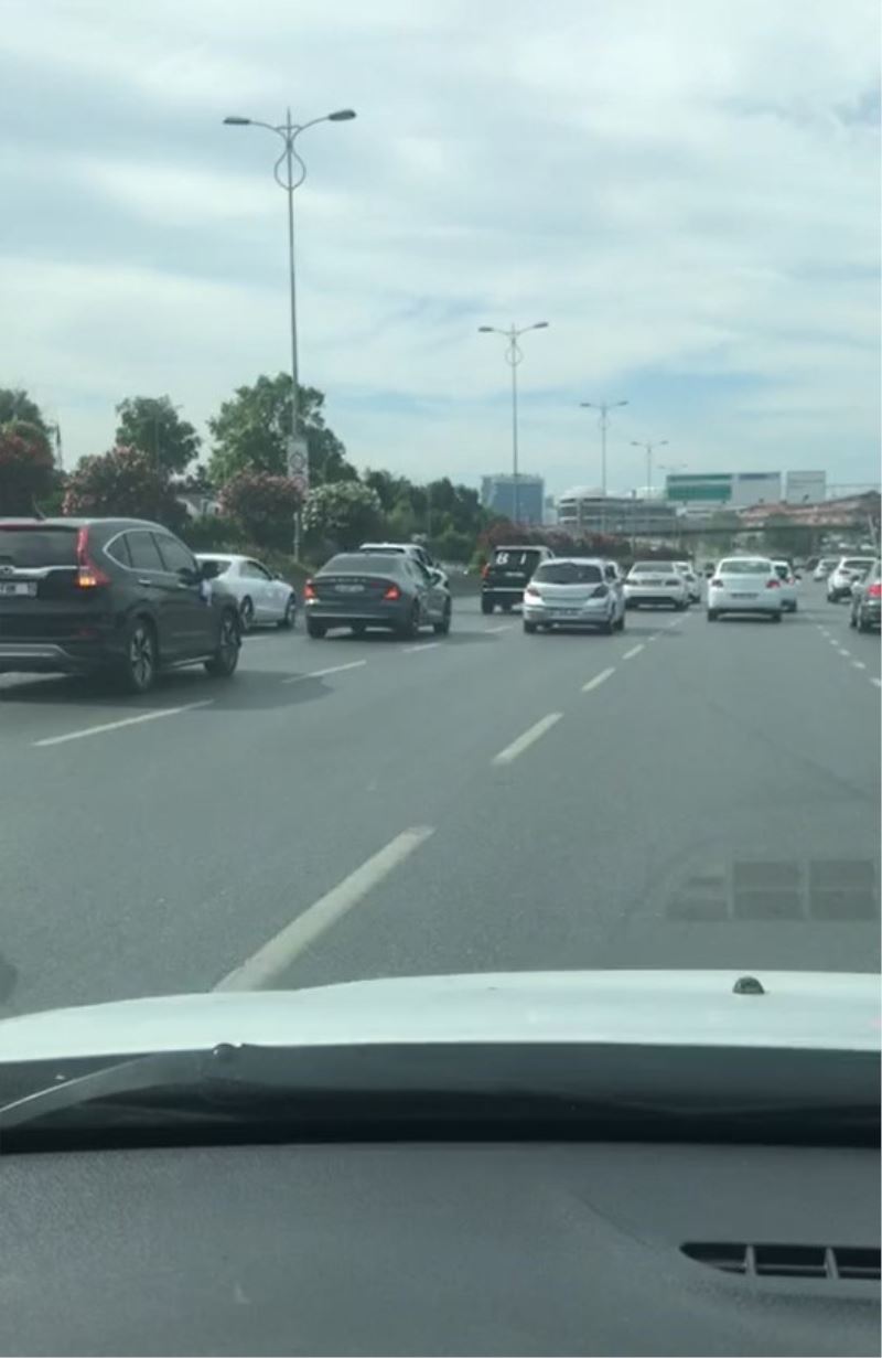 Bayrampaşa’da tepki çeken anlar: Düğün konvoyu 4 şeritli yolu kapatıp, trafiği yavaşlattı