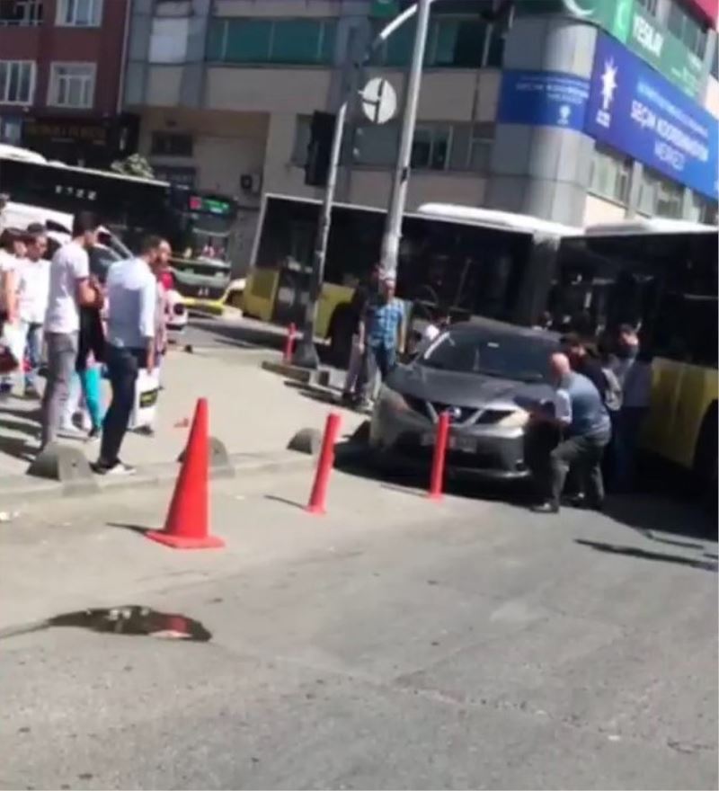 Sultangazi’de hatalı park yapan sürücü trafiği kilitledi: Vatandaşlar tepki gösterdi
