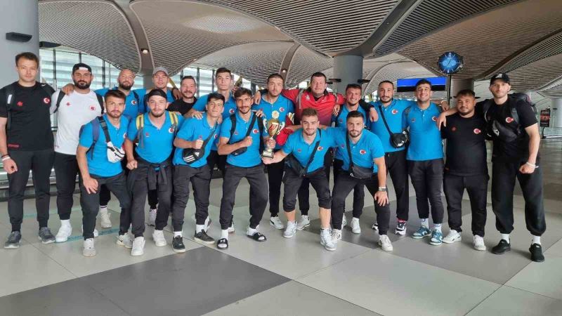 Sırbistan’da şampiyon olan Ragbi Milli Takımı yurda döndü
