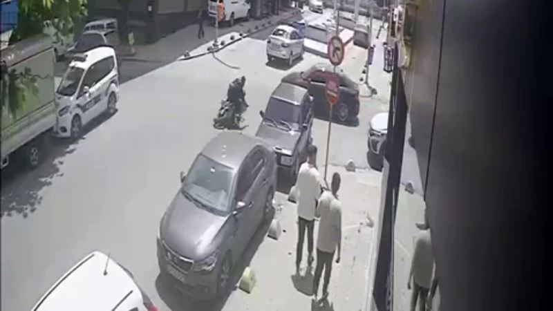 Sultangazi’de feci kaza kamerada: Motosikletlinin kaskı kafasından fırladı