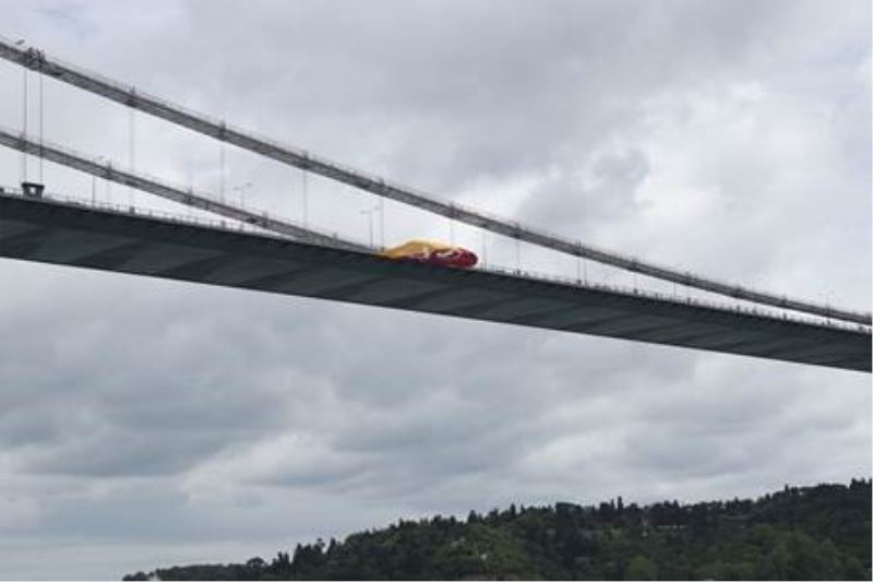 Şampiyon Galatasaray’ın bayrakları İstanbul Boğazı’nda dalgalanıyor
