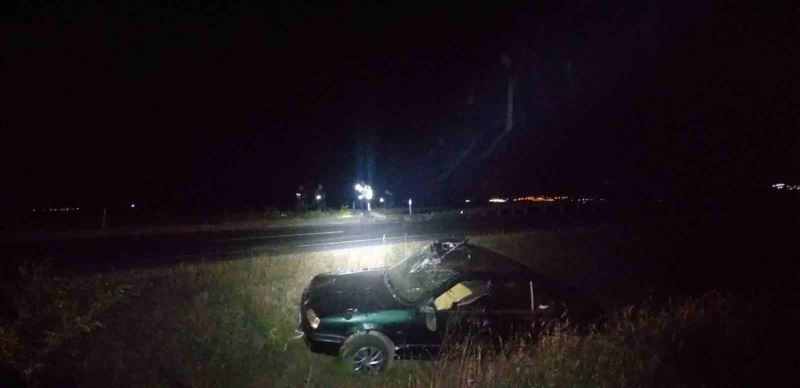 Keşan’da bariyerlere çarpıp karşı şeride geçen araçta 2 kişi yaralandı
