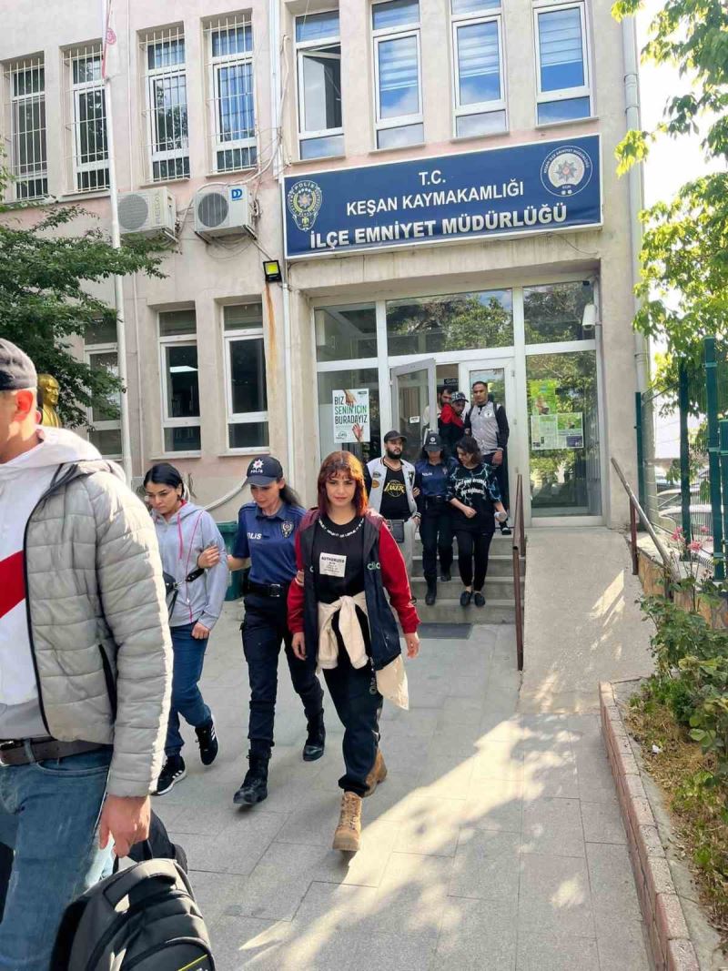 Keşan’da polisin yaptığı uygulamada 14 düzensiz göçmen yakalandı
