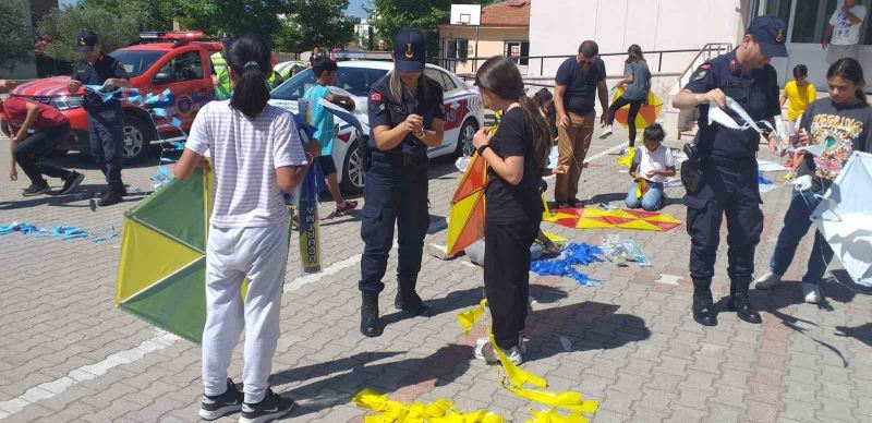 Edremit’te jandarma, 184. yılı çocuklarla uçurtma uçurarak kutladı
