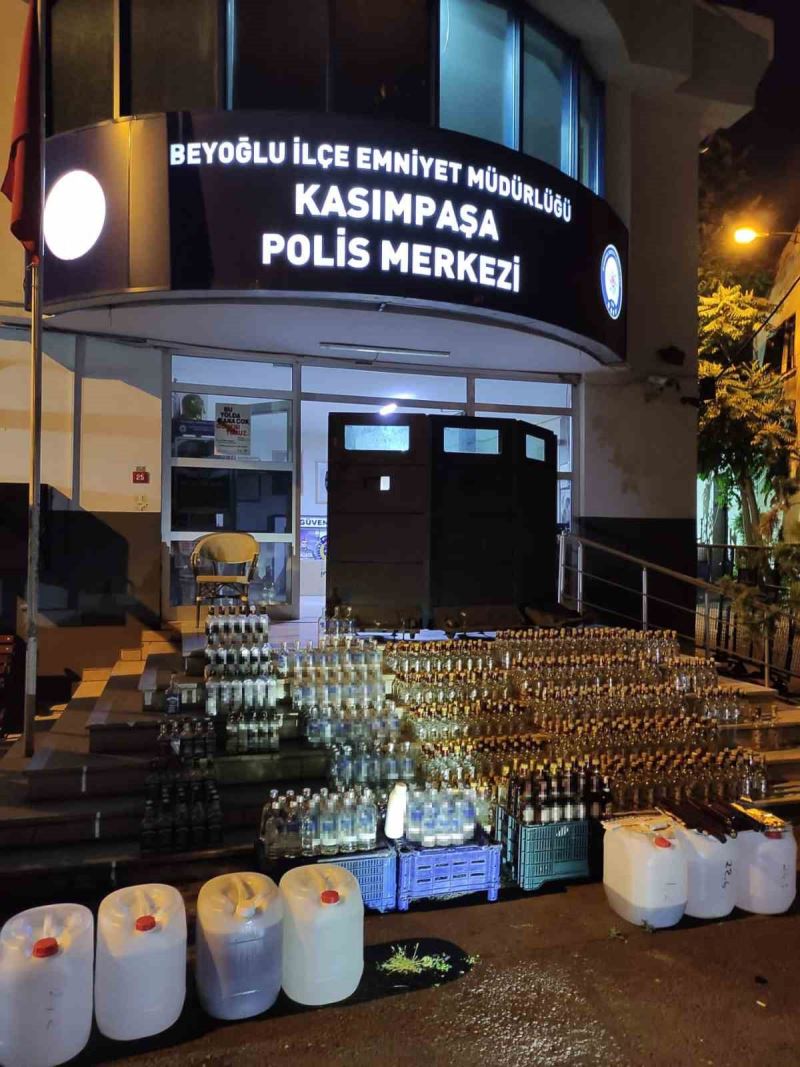 İstanbul’da bekçilerden dev operasyon: 200 litre sahte içki ele geçirildi
