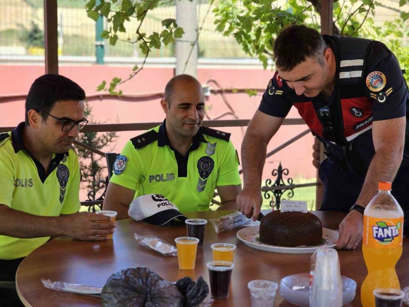 Polisten jandarmaya anonslu ve pastalı süpriz
